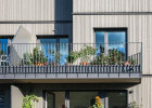 Die Bewohnerinnen und Bewohner haben ihre Balkone bereits als kleine, grüne Oasen eingerichtet.