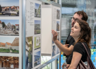Zwwei Personen betrachten Ausstellungstafeln