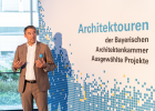 Der Tölzer Bürgermeister Dr. Ingo Mehner bei der Ausstellungseröffnung "Architektouren"