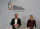 Bayerns Bauminister Christian Bernreiter und Bundesbauministerin Verena Hubertz stehen an Rednerpulten
