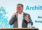 Bauminister Christian Bernreiter spricht in ein Mikrofon