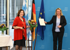 Staatsministerin Kerstin Schreyer verleiht das Ehrenzeichen des Bayerischen Ministerpräsidenten an Frau Liebgard Brenner