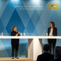 Zwei Männer und zwei Frauen bei einer Podiumsdiskussion