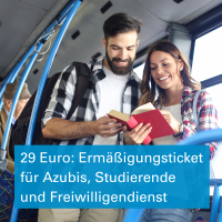 Ein junger Mann und eine junge Frau beugen sich in einem Bus stehend gemeinsam über ein Buch. Text: 29 Euro: Ermäßigungsticket für Azubis, Studierende und Freiwilligendienst