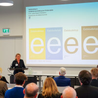 Mehr Spielraum beim Bauen: Prof. Lydia Haack von der Bayerischen Architektenkammer bei ihrer Rede zu den Vorteilen des "Gebäudetyps-e".