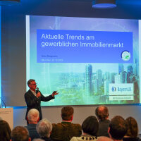 BayernLB-Vorstand Gero Bergmann hält einen Impulsvortrag zur Perspektive in der Immobilienfinanzierung.  © StMB