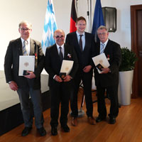 Die Ordensträger mit Staatsminister Dr. Hans Reichhart.Von links: Werner Wölfel, Prof. Dr. Heinz Maier, Dr. Hans Reichhart, Kurt Aue