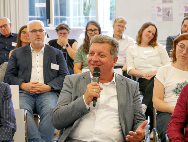 Bauminister Christian Bernreiter spricht in ein Mikrofon