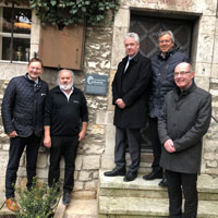 Die Dombauhütte Regensburg ist "Immaterielles Kulturerbe"
Auf dem Foto von  links: Bayerns Bauminister Dr. Hans Reichhart, Helmut Stuhlfelder (Hüttenmeister der Dombauhütte Regensburg) , Karl Stock (Behördenleiter des Staatlichen Bauamts Regensburg) , MdL Franz Rieger, Prälat Dr. Franz Frühmorgen (Dompropst des Bistums Regensburg)