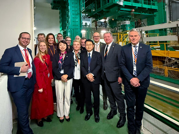 Gruppenfoto in einer Produktionshalle