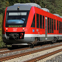 Eine rote Regionalbahn mit Ziel Nürnberg Hauptbahnhof