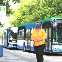 Verkehrsministerin Kerstin Schreyer vor einem Bus