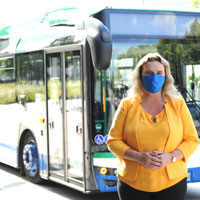 Verkehrsministerin Kerstin Schreyer steht vor einem Schulbus