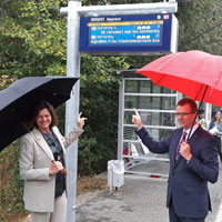Verkehrsministerin Ilse Aigner und Klaus-Dieter Josel, Konzernbevollmächtigter der DB AG für den Freistaat Bayern an der S-Bahn-Station in Englschalking
