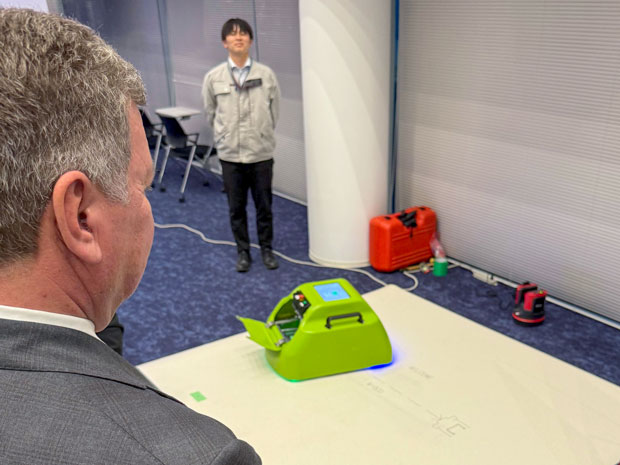 Ein Malroboter zeichnet ein Gebäude