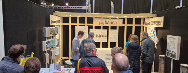 Besucher sehen sich den Messestand des StMB auf der Landshuter Umweltmesse an