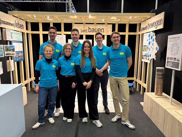 Gruppenfoto des Messeteams des StMB am Messestand auf der Umweltmesse